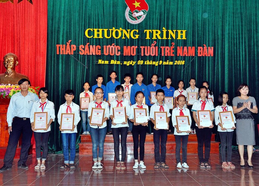 Huyện đoàn Nam Đàn trao tặng 53 suất quà hỗ trợ các đội viên có hoàn cảnh khó khăn.