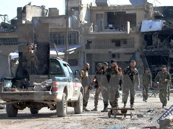 Binh sỹ ủng hộ Chính phủ Syria làm nhiệm vụ tại khu vực Ramussa, ngoại ô Aleppo, Syria ngày 9/9 vừa qua. (Ảnh: AFP/TTXVN)
