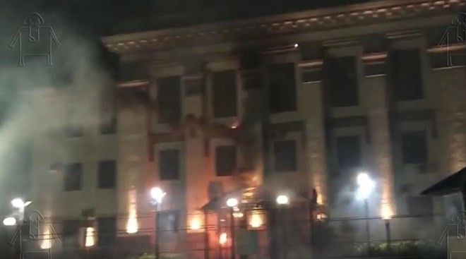 Khoảng 20 đối tượng quá khích Ukraine mang theo các khẩu hiệu kích động đã ném pháo hoa vào Đại sứ quán Nga. (Nguồn: RT) 