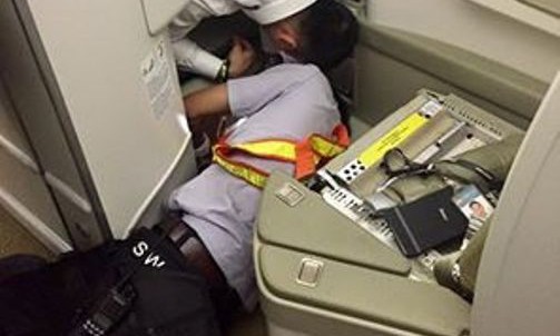 Thợ máy và nhân viên tổ bay cùng tìm điện thoại cho khách