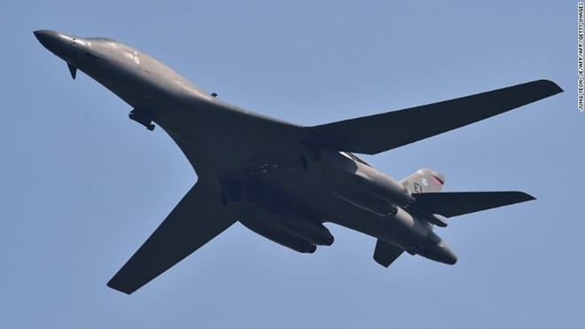 Một máy bay ném bom B-1B Lancer bay trên căn cứ Osan, Hàn Quốc. (Nguồn: CNN)