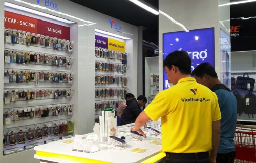 Tâm lý của người dân Việt lại thích mua các sản phẩm điện tử, điện thoại ở cửa hàng chuyên dụng để thoải mái trong trải nghiệm. Ảnh minh họa