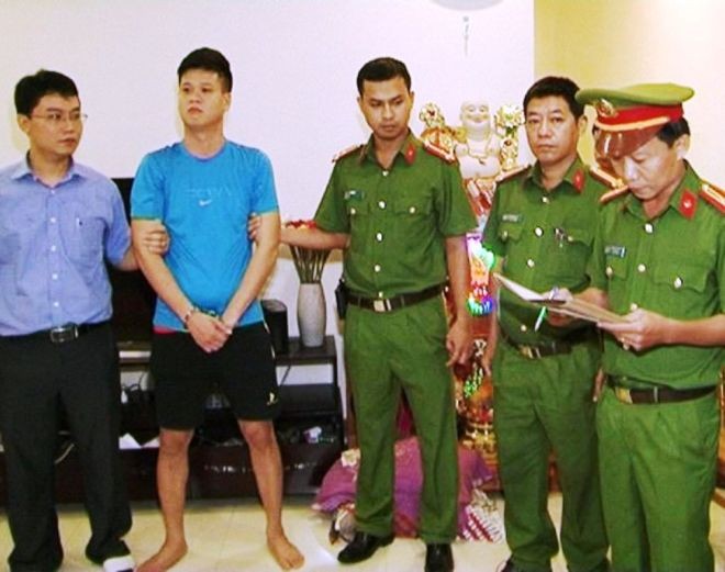 Đọc lệnh bắt giữ đối với “trùm” cá độ xứ Huế - Hồ Công Nhật Quang (người mặc áo phông xanh, quần ngắn)