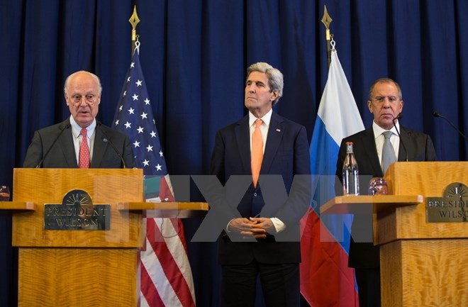 Ngoại trưởng Mỹ John Kerry (giữa), Ngoại trưởng Nga Sergei Lavrov (phải) và Đặc phái viên Liên hợp quốc về Syria Staffan de Mistura trong cuộc họp báo về tình hình Syria ở Geneva, Thụy Sĩ ngày 10/9. (Nguồn: THX/TTXVN)