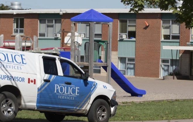 Xe cảnh sát trước cổng một trường học ở Canada. (Nguồn: Reuters)