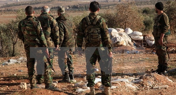 Binh sỹ Syria đẩy lui một cuộc tấn công của IS gần sân bay Deir al-Zor. (Nguồn: AFP/TTXVN)