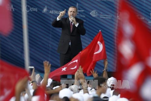 Tổng thống Thổ Nhĩ Kỳ Recep Tayyip Erdogan (giữa) phát biểu tại Istanbul ngày 26/8. Ảnh: EPA/TTXVN