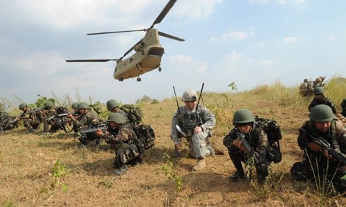Các binh sĩ Mỹ và Philippines năm ngoái tham gia một cuộc tập trận chung tại trại huấn luyện quân sự Fort Magsaysay ở tỉnh Nueva Ecija, phía bắc Manila. 