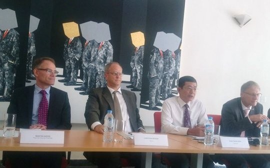 Phó Đại sứ Đức, TS Wolfang Manig (bìa phải) tại cuộc họp báo