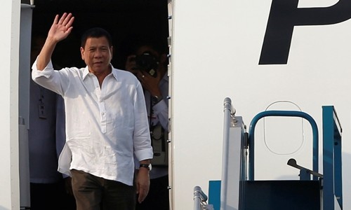 Tổng thống Philippines Rodrigo Duterte đến sân bay Nội Bài, Hà Nội. Ảnh: Reuters 