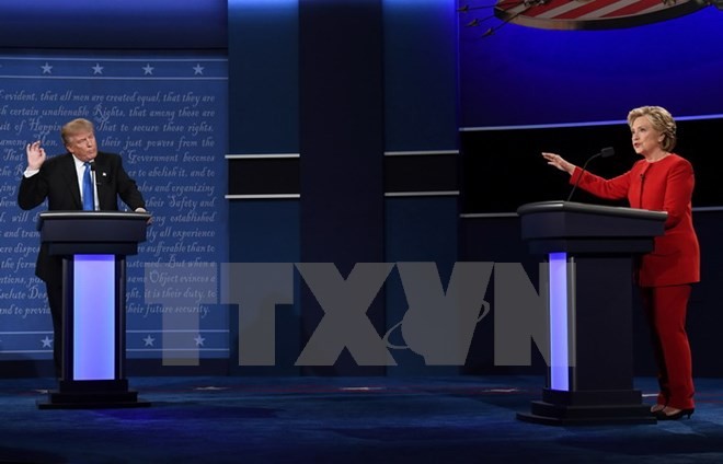 Ứng cử viên đảng Dân chủ Hillary Clinton (phải) và ứng cử viên đảng Cộng hòa Donald Trump (trái) tại cuộc tranh luận trực tiếp đầu tiên ở Hempstead, New York ngày 26/9. (Nguồn: AFP/TTXVN)
