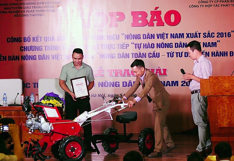 Tác giả Trần Dũng (Nam Định) và nhân vật trong tác phẩm đạt giải Nhất đã đưa sáng chế Máy nông nghiệp 12 trong 1 “made in Tạ Đình Huy” đến giao lưu tại buổi họp báo.