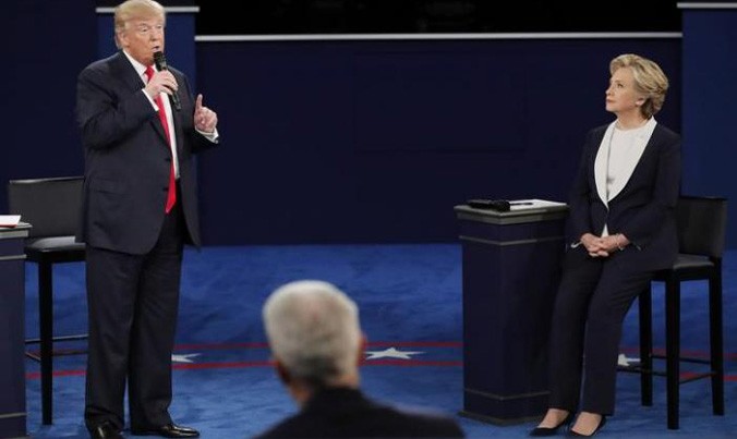 Hai ứng cử viên Donald Trump (trái) và Hillary Clinton tại cuộc tranh luận trực tiếp thứ hai. Ảnh: Reuters.