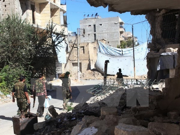 Binh sỹ Chính phủ Syria tuần tra tại Suleiman al-Halabi, khu vực ngoại ô Aleppo ngày 30/9. (Nguồn: AFP/TTXVN)