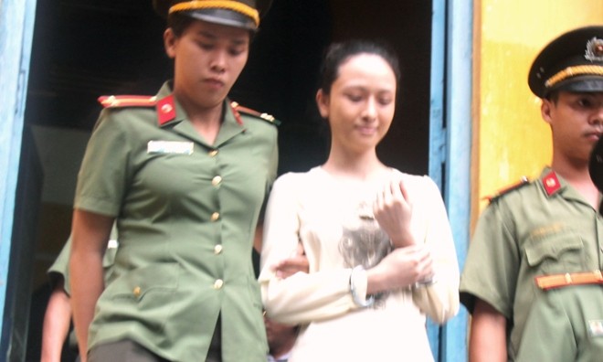 Hoa hậu Phương Nga rời tòa án ngày 21/9. Ảnh: Tân Châu
