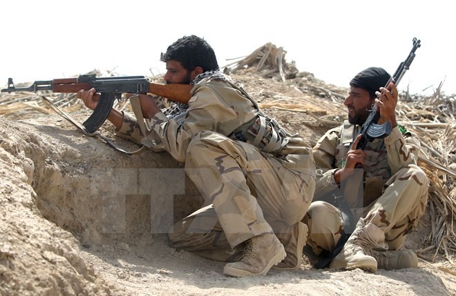 Binh sỹ Iraq trong một cuộc giao tranh với các tay súng IS . (Nguồn: AFP/TTXVN)