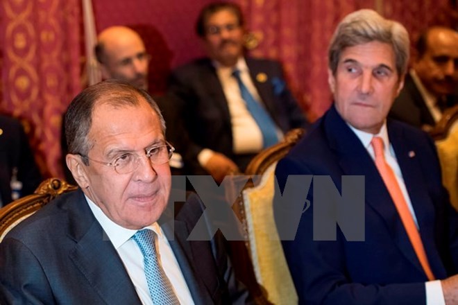 Ngoại trưởng Nga Sergei Lavrov (trái) và người đồng nhiệm Mỹ John Kerry tại cuộc họp ở Lausanne ngày 15/10. (Nguồn: AFP/TTXVN) 