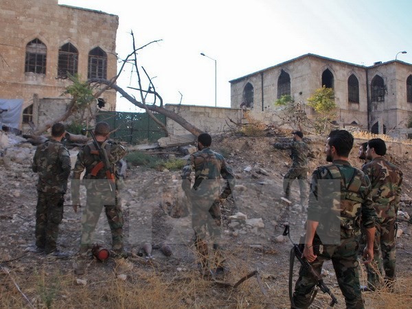 Binh sỹ quân đội Chính phủ Syria làm nhiệm vụ tại khu vực Bustan al-Basha, Aleppo ngày 6/10 vừa qua. (Ảnh: AFP/TTXVN)