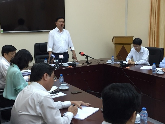 Bí thư Thành ủy TPHCM Đinh La Thăng họp khẩn với Bộ Y tế và các đơn vị liên quan trước tình hình bệnh do vi rút Zika xuất hiện liên tiếp tại TPHCM. Ảnh: Quốc Ngọc