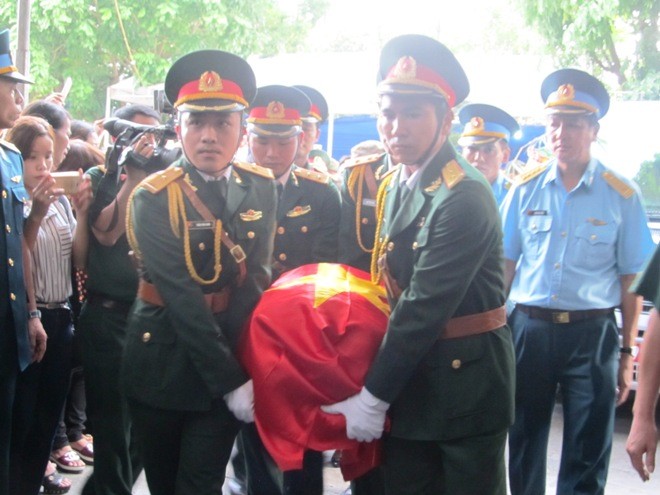 Nghẹn ngào giây phút đón thượng úy Nguyễn Văn Tùng về quê nhà