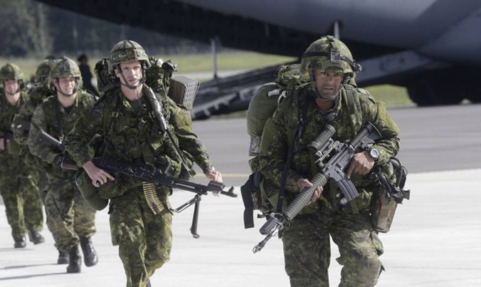 Các binh sĩ thuộc Lữ đoàn Không vận 173 tập trận tại căn cứ quân sự ở Latvia. Ảnh: Reuters.