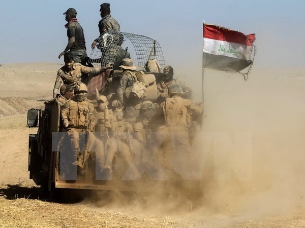 Binh sỹ Iraq trong chiến dịch truy quét IS tại Qayyarah, Mosul ngày 20/10. (Nguồn: AFP/TTXVN)