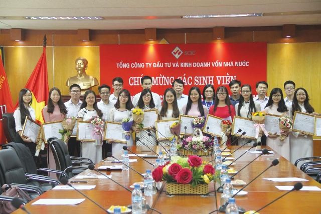 30 sinh viên kinh tế xuất sắc nhận học bổng SCIC