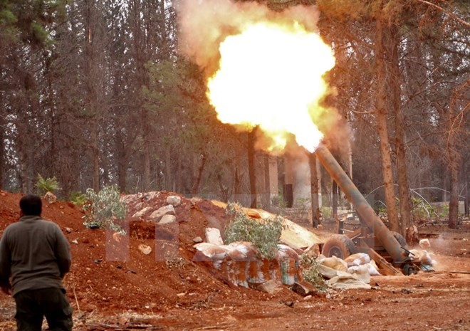 Các tay súng nổi dậy thuộc nhóm Jaish al-Fateh bắn đạn pháo cối vào khu vực do quân Chính phủ kiểm soát ở phía tây Aleppo ngày 28/10. (Nguồn: AFP/ TTXVN) 