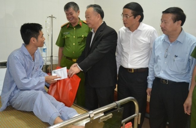 Lãnh đạo Hà Nội thăm hỏi và động viên các chiến sĩ bị thương khi làm nhiệm vụ chữa cháy cứu hộ, cứu nạn trên phố Trần Thái Tông. 