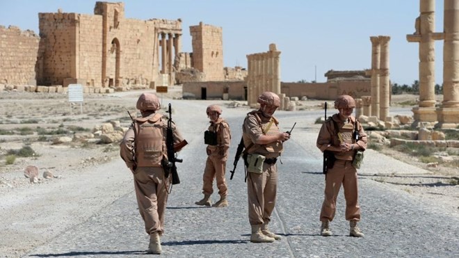 Binh sỹ Nga tuần tra trên thành phố cổ Palmyra (Syria) hôm 5/5. (Nguồn: AFP)