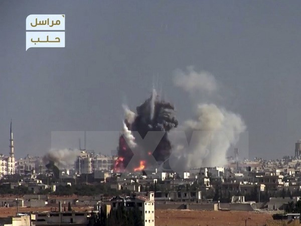Khói bốc lên sau một vụ đánh bom liều chết nhằm vào vị trí quân đội Chính phủ ở phía Tây Aleppo, Syria ngày 3/11. (Nguồn: AP/TTXVN)