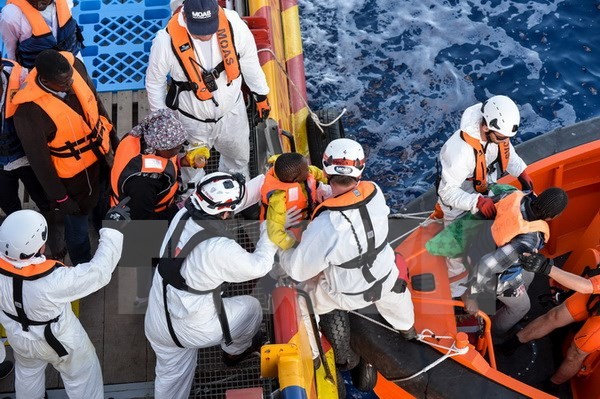 Lực lượng cứu hộ giải cứu người di cư trên Địa Trung Hải. (Nguồn: AFP/TTXVN)