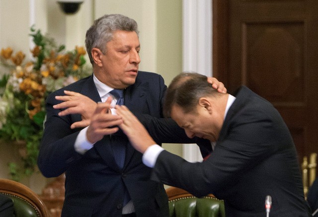 Lãnh đạo đảng Khối Đối lập Yuriy Boyko và thủ lĩnh đảng Cấp tiến Oleh Lyashko xô xát với nhau trong phiên họp của Quốc hội Ukraine 