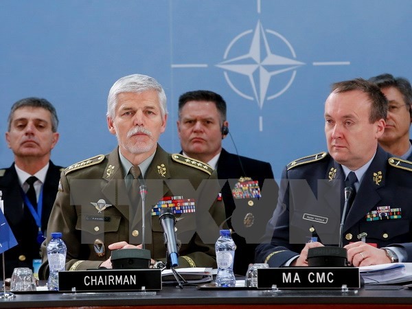 Chủ tịch Ủy ban quân sự NATO, Tướng Petr Pavel (trái) phát biểu tại một cuộc họp Ủy ban quân sự NATO ở Brussels, Bỉ. (Ảnh: EPA/TTXVN)