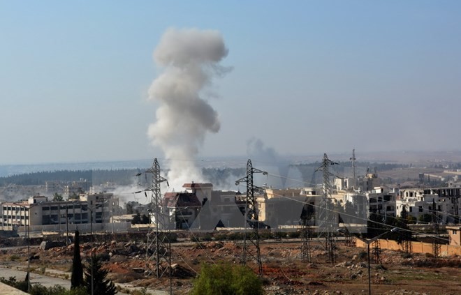 Khói bốc lên sau các vụ không kích của quân đội Syria và đồng minh ở phía tây thành phố Aleppo ngày 11/11. (Nguồn: EPA/TTXVN)