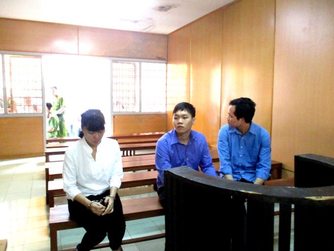 3 chị em Ly, Long và Luận (trái sang) tại phiên tòa sáng nay. Ảnh: Tân Châu