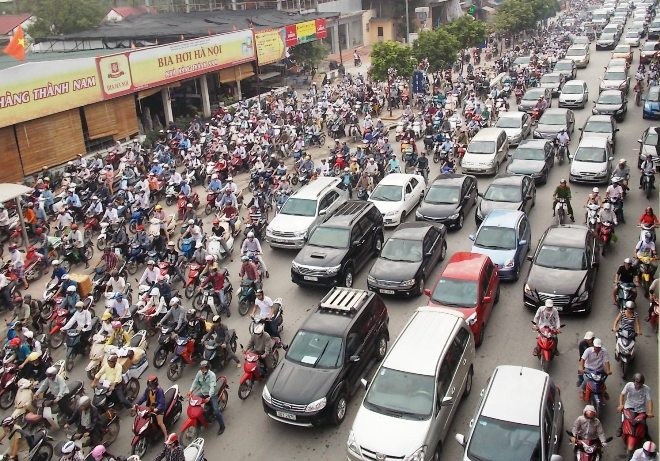 Ô tô Hà Nội đang chiếm diện tích mặt đường gấp 6 lần xe máy. Ảnh: Anh Trọng