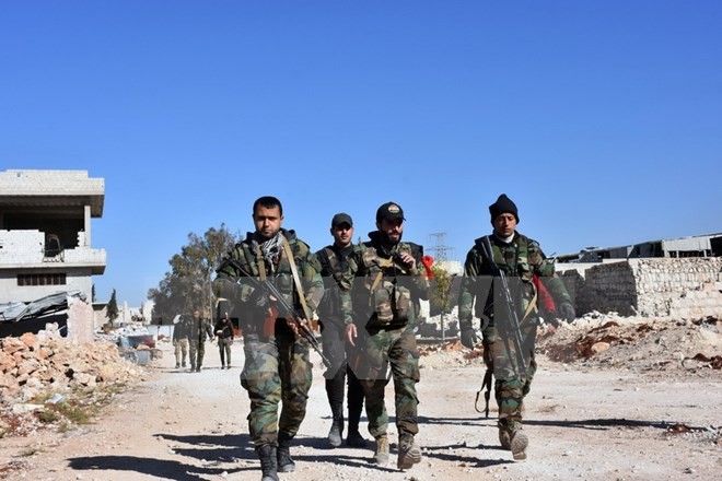 Lực lượng ủng hộ Chính phủ tiếp cận khu vực Baeedin, gần Masaken Hanano, Aleppo ngày 23/11. (Nguồn: AFP/TTXVN)