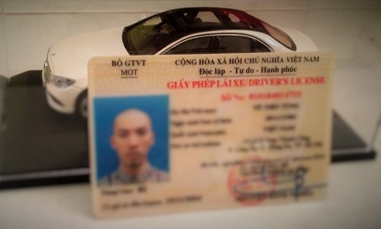 Có cần đổi giấy phép lái xe ô tô từ giấy bìa sang nhựa?