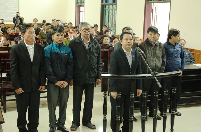 Bị cáo Nguyễn Văn Bổng cùng các bị cáo tại phiên tòa.