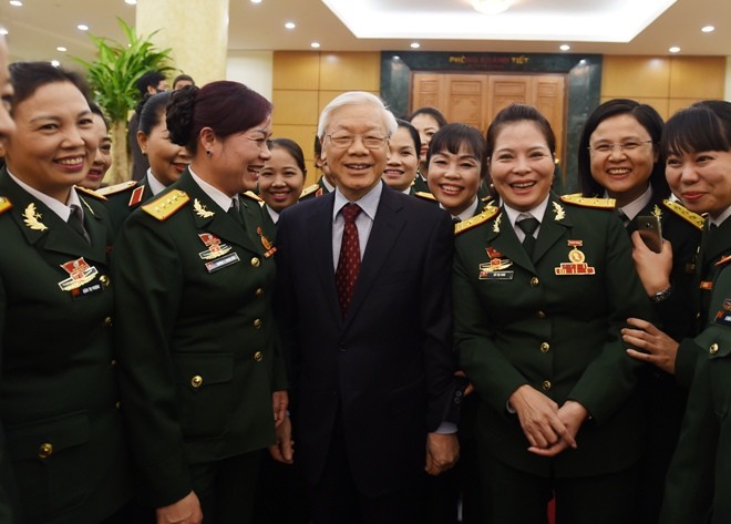 Tổng Bí thư Nguyễn Phú Trọng với các đại biểu về dự Đại hội Phụ nữ toàn quân lần thứ VI