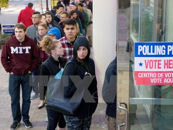 Cử tri Mỹ bỏ phiếu tại một địa điểm bầu cử ở Arlington, bang Virginia. (Nguồn: EPA/TTXVN)