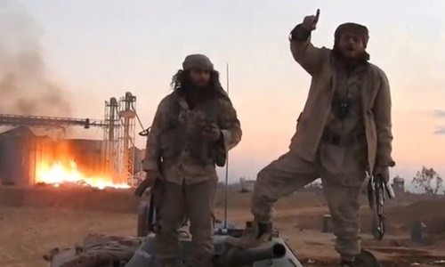 Hình ảnh cắt từ đoạn video do hãng thông tấn Amaq công bố cho thấy các tay súng IS hiện diện tại Palmyra. Ảnh: Reuters