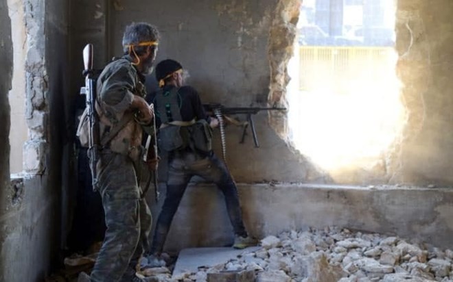 Phiến quân nổ súng vào quân chính quyền Syria ở Aleppo. Nguồn: Telegraph.