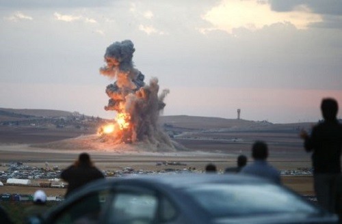 Khói bốc lên sau một cuộc không kích ở Kobani, Syria.