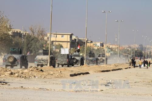 Quân đội Chính phủ Iraq trong cuộc chiến chống Is tại Mosul, Iraq ngày 10/12. Ảnh: THX/TTXVN.