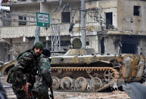 Binh sĩ Syria tuần tra trên đường phố ở Aleppo ngày 14/12. Ảnh: EPA/TTXVN.