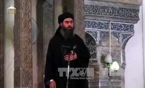 Thủ lĩnh IS Abu Bakr al-Baghdadi phát biểu trước các tín đồ trong lễ cầu nguyện tại nhà thờ Hồi giáo ở Mosul, Iraq ngày 5/7/2014. Ảnh: AFP/TTXVN.