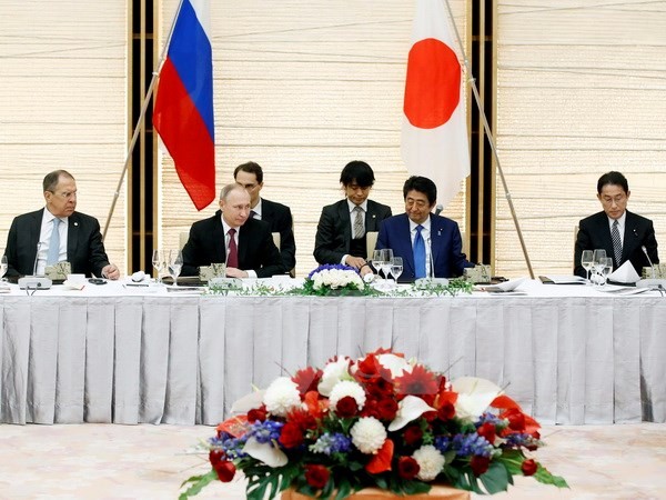 Tổng thống Nga Vladimir Putin (thứ 2, trái) và Thủ tướng Nhật Bản Shinzo Abe (thứ 2, phải) tại bàn đàm phán ở Tokyo. (Nguồn: EPA/TTXVN)