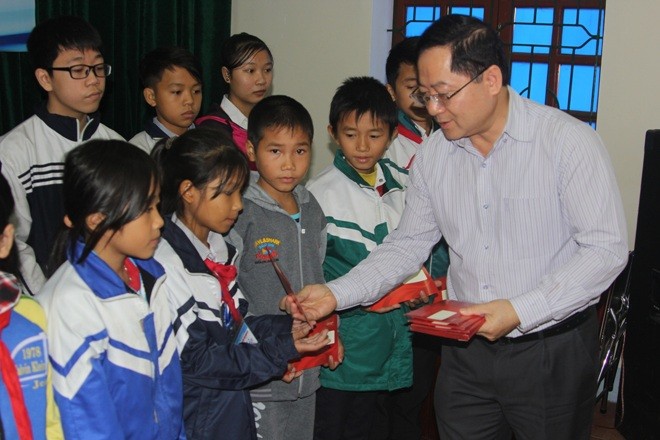 Tổng biên tập báo Tiền Phong và Hoa hậu Mỹ Linh trao học bổng cho các em học sinh